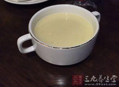 女孩一邊喝湯一邊和小葫仙對話