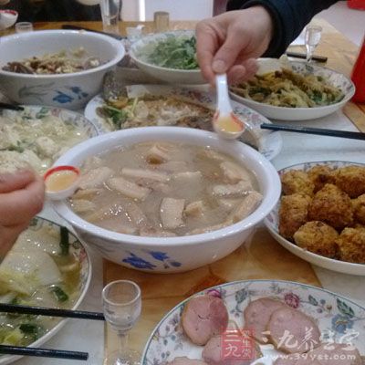 小葫仙吃飯，偶爾打掉完顏夢婕偷偷伸向肉菜裡的筷子