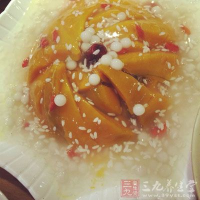 試圖把手伸向飯後甜點裡