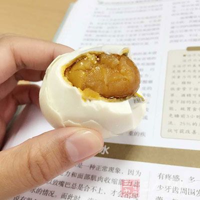 鴨蛋膽固醇含量高,吃一個鴨蛋就會超過每日膽固醇攝入量 鴨蛋膽固醇含量高,吃一個鴨蛋就會超過每日膽固醇攝入量