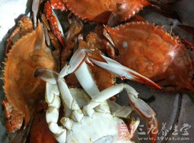烹饪螃蟹前應該仔細清洗,裡面可能含有較多的寄生蟲,比如肺吸蟲。 烹饪螃蟹前應該仔細清洗,裡面可能含有較多的寄生蟲,比如肺吸蟲。