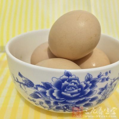 西紅柿3個,雞蛋2個,芹菜嫩葉一小把,番茄醬2湯匙,普通面粉80克等等 西紅柿3個,雞蛋2個,芹菜嫩葉一小把,番茄醬2湯匙,普通面粉80克等等