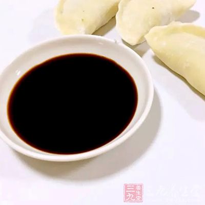 將整塊姜浸於老陳醋中 將整塊姜浸於老陳醋中