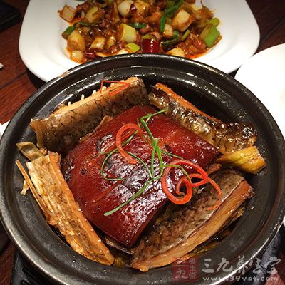 《本草備要》中記載:“豬肉,其味隽永,食之潤腸胃,生精液,豐肌體,澤皮膚。” 《本草備要》中記載:“豬肉,其味隽永,食之潤腸胃,生精液,豐肌體,澤皮膚。”