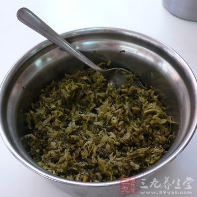 食用含亞硝酸鹽過多的酸菜，會使血液中血紅蛋白變成失去帶氧功能的高鐵血紅蛋白