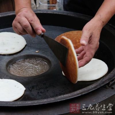 類似米餅的小點心不含脂肪而且熱量低，但它們也完全缺乏纖維和蛋白質