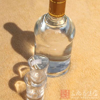 患者在平時生活中還要注意盡量的少喝酒,過量的飲酒容易誘發腎結石 患者在平時生活中還要注意盡量的少喝酒,過量的飲酒容易誘發腎結石