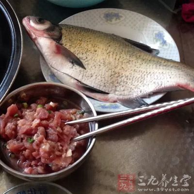 做魚湯時，可加入幾滴牛奶或放點啤酒，有助於魚中脂肪溶解，魚湯會鮮美白嫩