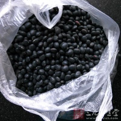 將炒好的黑豆涼15分鐘