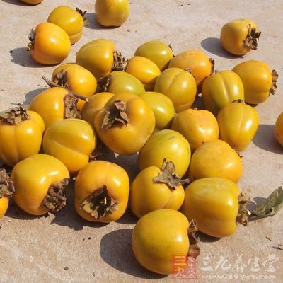 甜柿可以直接食用,澀柿則需要人工脫澀後方可食用 甜柿可以直接食用,澀柿則需要人工脫澀後方可食用