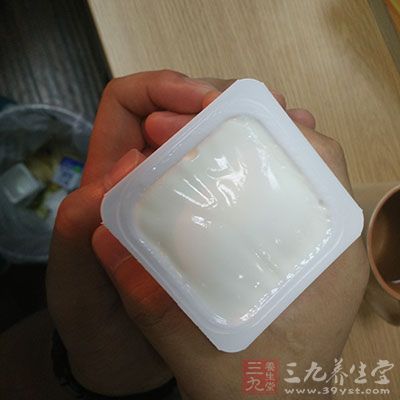 多選用牛奶、奶酪、脫脂奶粉和蛋類,它們所含嘌呤少 多選用牛奶、奶酪、脫脂奶粉和蛋類,它們所含嘌呤少