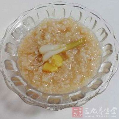 此粥要趁熱服，食後宜蓋被青臥，以微微出汗為佳