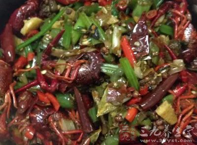 痔瘡患者如果嗜食刺激性強的辛辣食物，如辣椒