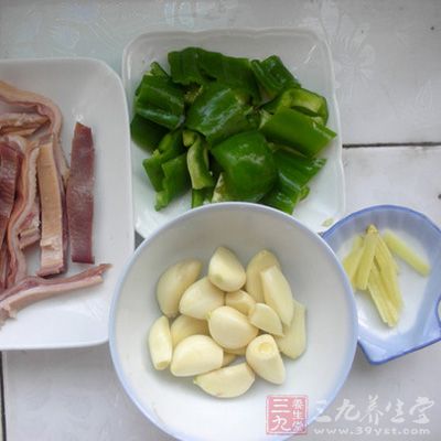 蒜防癌抗癌以生吃為佳,且應經常食用;但每次數量不宜過多,每次2 ~ 3 瓣為宜。否則,有可能損傷胃黏膜,造成胃炎和潰瘍 蒜防癌抗癌以生吃為佳,且應經常食用;但每次數量不宜過多,每次2 ~ 3 瓣為宜。否則,有可能損傷胃黏膜,造成胃炎和潰瘍