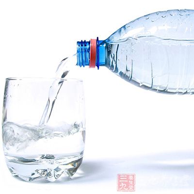 飲水過少不但會引起脫水,也不利排尿對尿路的沖洗作用 飲水過少不但會引起脫水,也不利排尿對尿路的沖洗作用