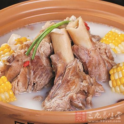 類風濕性患者應選用一些溫熱性的食物,如豬、牛、羊骨頭煮湯 類風濕性患者應選用一些溫熱性的食物,如豬、牛、羊骨頭煮湯