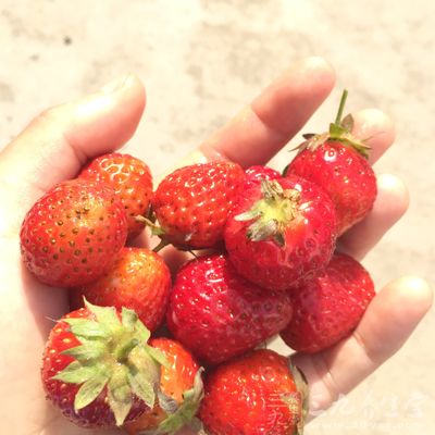 草莓、櫻桃等紅色蔬果含有豐富的維生素C等元素