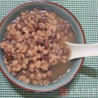 薏米在中藥裡稱“薏苡仁”