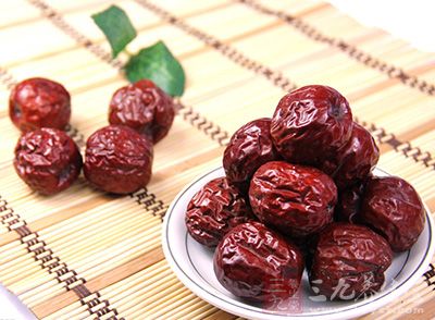 很多女性都會選擇通過食用桂圓、紅棗等食物來起到有效的補血功效 很多女性都會選擇通過食用桂圓、紅棗等食物來起到有效的補血功效