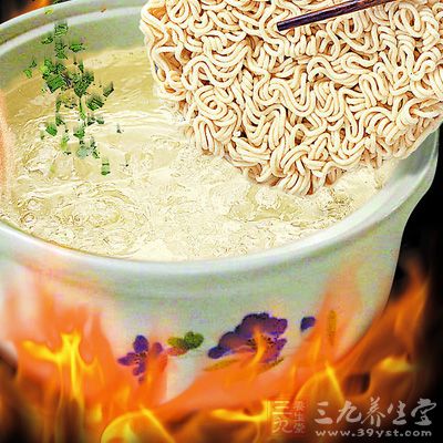 方便面脂肪含量很高,但營養價值卻比較低 方便面脂肪含量很高,但營養價值卻比較低