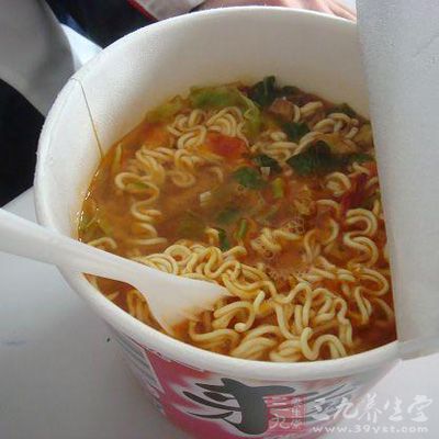 患有腸胃疾病和胃口不佳、吸收不良的人,最好不要吃方便面 患有腸胃疾病和胃口不佳、吸收不良的人,最好不要吃方便面