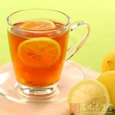 煮一些熱的檸檬蜂蜜茶