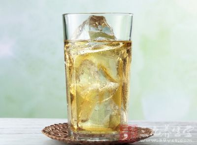 忌喝大量冰涼的飲料:溫度相差太大會強烈刺激胃腸道,導致突發性攣縮 忌喝大量冰涼的飲料:溫度相差太大會強烈刺激胃腸道,導致突發性攣縮