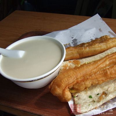 油條在高溫油炸過程中,營養素被破壞,並產生致癌物質 油條在高溫油炸過程中,營養素被破壞,並產生致癌物質