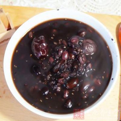 女性白領如果有條件,可以前天晚上做好八寶粥,放入大米、紅豆、花生米、枸杞子等,第二天早上熱了吃 女性白領如果有條件,可以前天晚上做好八寶粥,放入大米、紅豆、花生米、枸杞子等,第二天早上熱了吃
