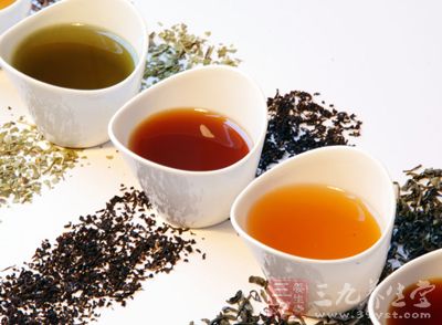 早起後空腹飲濃茶會沖淡胃酸