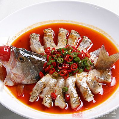 鈣是骨的主要成分,所以要充分攝取。鈣含量多的食品有:魚 鈣是骨的主要成分,所以要充分攝取。鈣含量多的食品有:魚