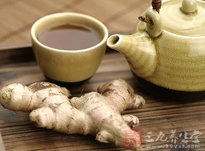 生姜中含有黃樟素,若過量食用生姜是會容易加大患肝癌的風險 生姜中含有黃樟素,若過量食用生姜是會容易加大患肝癌的風險