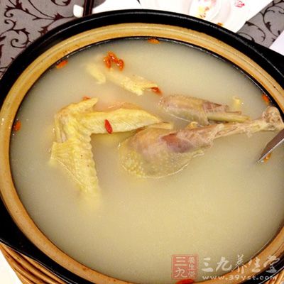 腹瀉期間應食用清淡的流質食物，如雞湯
