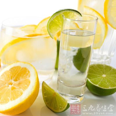 檸檬水是感光視頻，在白天喝了檸檬水後皮膚會起斑變黑