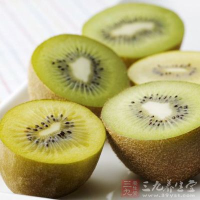 猕猴桃性味甘酸而寒,有解熱、止渴、通淋、健胃的功效 猕猴桃性味甘酸而寒,有解熱、止渴、通淋、健胃的功效
