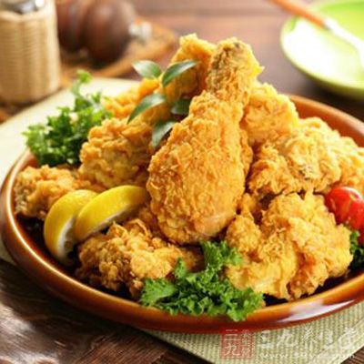 炸雞腿、炸鹌鹑等煎炸的食物,秋季食用後難以消化,容易積於腸胃之內 炸雞腿、炸鹌鹑等煎炸的食物,秋季食用後難以消化,容易積於腸胃之內