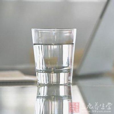 多喝水、養成定時排便習慣對於緩解便秘都有好處 多喝水、養成定時排便習慣對於緩解便秘都有好處