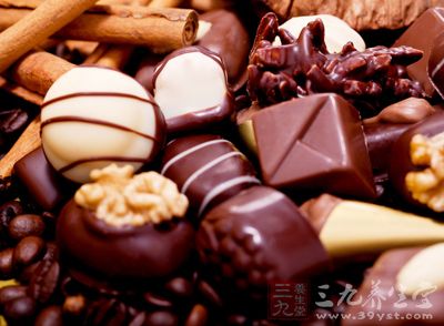 高熱能食物(葡萄糖、蔗糖、巧克力等)可誘發肥胖