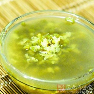 首先把綠豆淘洗干淨,用開水浸泡40分鐘左右 首先把綠豆淘洗干淨,用開水浸泡40分鐘左右