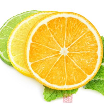 檸檬先用鹽搓再用水洗干淨外皮後,晾干、切片 檸檬先用鹽搓再用水洗干淨外皮後,晾干、切片