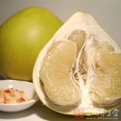 把柚子洗淨,搾汁 把柚子洗淨,搾汁