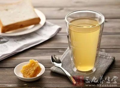 也有人將這第一杯水作為蜂蜜水 也有人將這第一杯水作為蜂蜜水