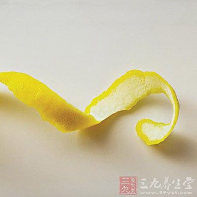 將檸檬皮套在小勺手柄上 將檸檬皮套在小勺手柄上