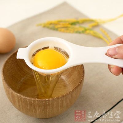 將雞蛋打碎,除去蛋黃 將雞蛋打碎,除去蛋黃