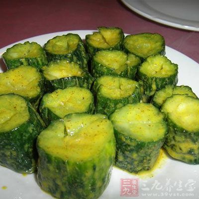 把調料澆到黃瓜上面,攪拌均勻 把調料澆到黃瓜上面,攪拌均勻