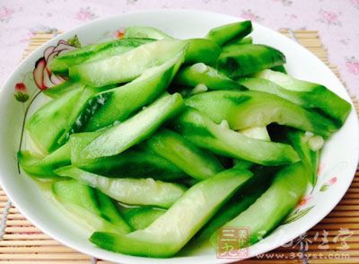 至絲瓜熟時,加入味精稍炒即成 至絲瓜熟時,加入味精稍炒即成