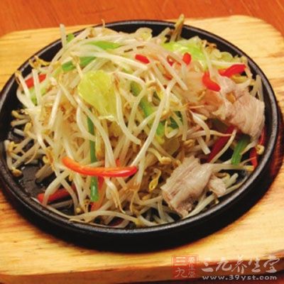 豆芽熟透入味時,加入味精調味 豆芽熟透入味時,加入味精調味