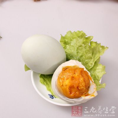 老中醫說鹹鴨蛋在秋天吃了人有勁，營養師稱鴨蛋中鈣質