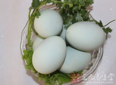鴨蛋味甘、鹹，性涼;入肺、脾經