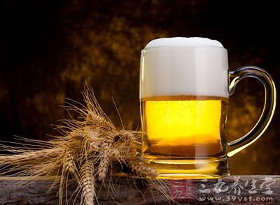啤酒以大麥芽、酒花、水為主要原料